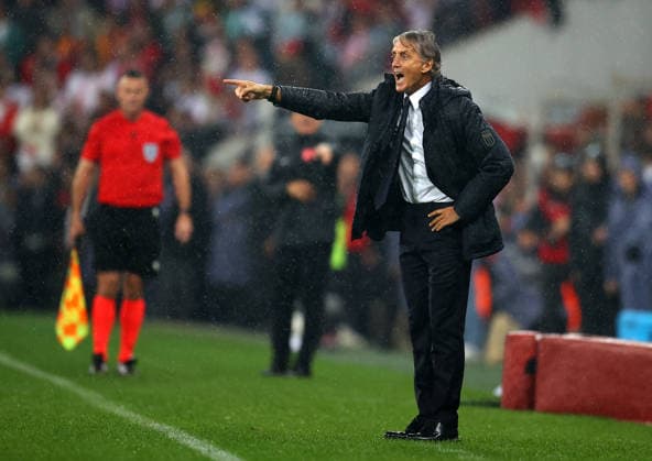 Turkiye v Italy - UEFA Nations League A BURSA, TURKIYE - SEPTEMBER 28: Italy head coach Roberto Mancini gives tactical instructions to his players on the touchline during the UEFA Nations League A Group 1 match between Turkiye and Italy at Yuzuncu Yil Ataturk Stadium in Bursa, Turkiye on September 28, 2026. Ali Atmaca Anadolu Bursa Turkey. Editorial use only. Please get in touch for any other usage.  Copyright: x2026xAnadoluxAlixAtmacax