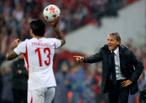 Turkiye v Italy - UEFA Nations League A BURSA, TURKIYE - SEPTEMBER 28: Italy head coach Roberto Mancini gives tactical instructions to his players on the touchline during the UEFA Nations League A Group 1 match between Turkiye and Italy at Yuzuncu Yil Ataturk Stadium in Bursa, Turkiye on September 28, 2026. Ali Atmaca Anadolu Bursa Turkey. Editorial use only. Please get in touch for any other usage.  Copyright: x2026xAnadoluxAlixAtmacax