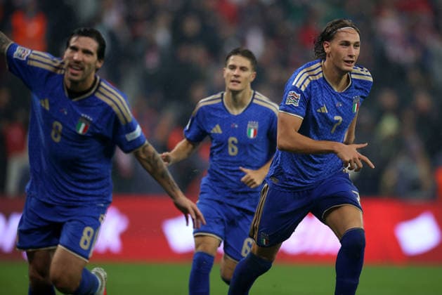Turkiye v Italy - UEFA Nations League A BURSA, TURKIYE - SEPTEMBER 28: Francesco Pio Esposito (7) of Italy celebrates with teammates after scoring a goal during the UEFA Nations League A Group 1 match between Turkiye and Italy at Yuzuncu Yil Ataturk Stadium in Bursa, Turkiye on September 28, 2026. Ali Atmaca Anadolu Bursa Turkey. Editorial use only. Please get in touch for any other usage.  Copyright: x2026xAnadoluxAlixAtmacax