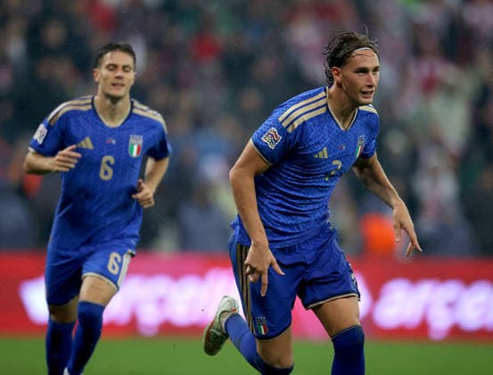 Turkiye v Italy - UEFA Nations League A BURSA, TURKIYE - SEPTEMBER 28: Francesco Pio Esposito (7) of Italy celebrates with teammates after scoring a goal during the UEFA Nations League A Group 1 match between Turkiye and Italy at Yuzuncu Yil Ataturk Stadium in Bursa, Turkiye on September 28, 2026. Ali Atmaca Anadolu Bursa Turkey. Editorial use only. Please get in touch for any other usage.  Copyright: x2026xAnadoluxAlixAtmacax