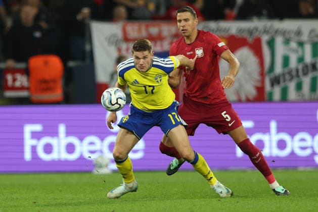 SOLNA, SWEDEN - SEPTEMBER 28: Viktor Gyokeres of Sweden national team, Nationalteam and Jan Bednarek of Poland national team battle for a ball during the UEFA Nations League 2026 27 Group B4 MD2 match between Sweden and Poland at Strawberry Arena on September 28, 2026 in Solna, Sweden. Sweden v Poland - UEFA Nations League 2026 27 in Solna, Sweden, 28 September 2026 Copyright: xx