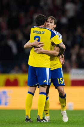 September 28, 2026: Victor Nilsson Lindelöf and Carl Starfelt of Sweden celebrate after the Nations League soccer match between Sweden and Poland on September 28, 2026 in Stockholm. Photo by Emma Wallskog, BILDBYRAN, code EW JM0857 bbeng soccer football soccer international match Nations League UEFA Nations League Sweden Sweden A Poland Poland celebration  Copyright: EMMAxWALLSKOG BB260928EW046