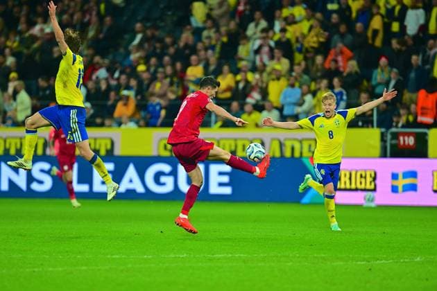 Strawberry Arena SOLNA, SWEDEN - SEPTEMBER 28: Robert Lewandowski of Poland , Carl Starfelt of Sweden and Daniel Svensson of Sweden in the EUFA Nations League match between Sweden and Poland at Strawberry Arena on September 28, 2026 in Solna, Sweden. (Peter Sonander SPP) Copyright: xx spp-en-PeSo-20260928_SPP_PeterSonander_3649