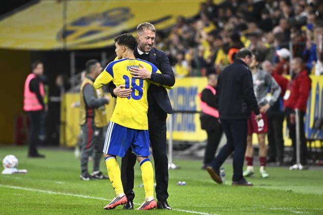 STOCKHOLM, SWEDEN 20260928 Sweden s head coach Graham Potter hugs Yasin Ayari after the final whistle during Monday s Nations League Group B4 soccer match between Sweden and Poland at Strawberry Arena in STOCKHOLM, SWEDEN x10080x  Copyright: xFredrikxSandberg TTx NATIONS LEAGUE SVERIGE-POLEN