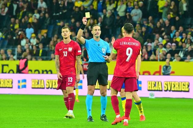 Strawberry Arena SOLNA, SWEDEN - SEPTEMBER 28: Robert Lewandowski of Poland gets a yellow card by referee Javier Alberola Rojas in the EUFA Nations League match between Sweden and Poland at Strawberry Arena on September 28, 2026 in Solna, Sweden. (Peter Sonander SPP) Copyright: xx spp-en-PeSo-20260928_SPP_PeterSonander_3678