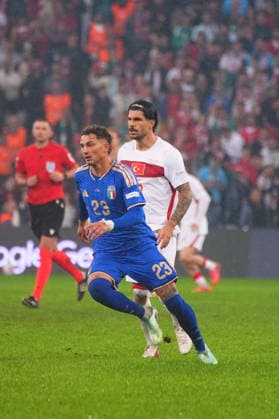 BURSA , TURKEY , SEPTEMBER 28 : Eren Elmali of Turkey and Sebastiano Esposito (23) of Italy during the UEFA Nations A League Group 1 match between Turkey and Italy at Bursa Crocodile Stadium on September 28, 2026 , in Bursa Turkey . ( Photo by Seskimphoto ) BURSA TURKEY BURSA TURKEY Copyright: xSeskimphotox Turkey-Italy-280926 (94)