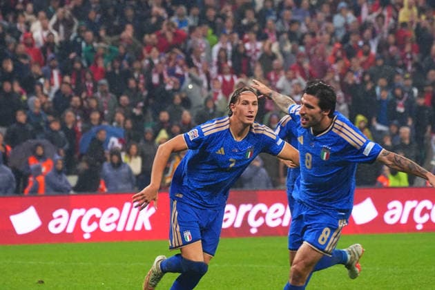 BURSA , TURKEY , SEPTEMBER 28 : Francesco Pio Esposito (7) of Italy celebrates after scoring the fourth goal of his team with teammates during the UEFA Nations A League Group 1 match between Turkey and Italy at Bursa Crocodile Stadium on September 28, 2026 , in Bursa Turkey . ( Photo by Seskimphoto ) BURSA TURKEY BURSA TURKEY Copyright: xSeskimphotox Turkey-Italy-280926 (107)