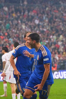 BURSA , TURKEY , SEPTEMBER 28 : Francesco Pio Esposito (7) of Italy celebrates after scoring the fourth goal of his team with teammates during the UEFA Nations A League Group 1 match between Turkey and Italy at Bursa Crocodile Stadium on September 28, 2026 , in Bursa Turkey . ( Photo by Seskimphoto ) BURSA TURKEY BURSA TURKEY Copyright: xSeskimphotox Turkey-Italy-280926 (113)