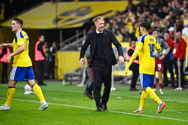 STOCKHOLM, SWEDEN 20260928 Swedish national team captain Graham Potter hugs Yasin Ayari after the final whistle during Monday s Nations League Group B4 soccer match between Sweden and Poland at Strawberry Arena, STOCKHOLM, SWEDEN x10080x  Copyright: xFredrikxSandberg TTx NATIONS LEAGUE SWEDEN-POLAND