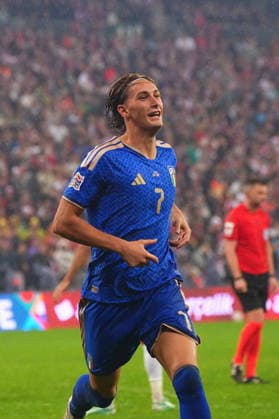 BURSA , TURKEY , SEPTEMBER 28 : Francesco Pio Esposito (7) of Italy celebrates after scoring the fourth goal of his team with teammates during the UEFA Nations A League Group 1 match between Turkey and Italy at Bursa Crocodile Stadium on September 28, 2026 , in Bursa Turkey . ( Photo by Seskimphoto ) BURSA TURKEY BURSA TURKEY Copyright: xSeskimphotox Turkey-Italy-280926 (118)