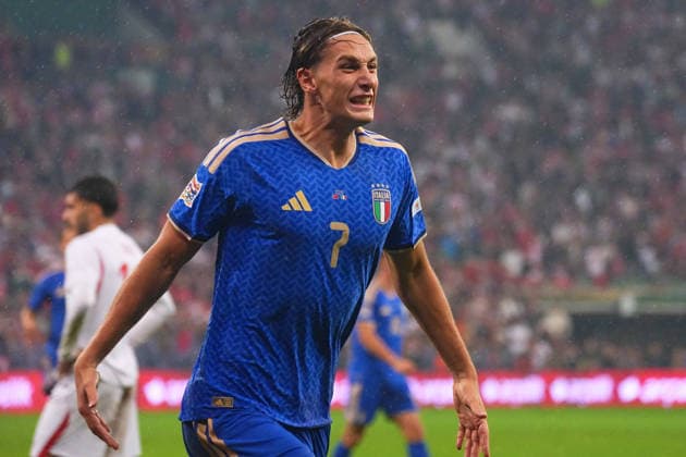 BURSA , TURKEY , SEPTEMBER 28 : Francesco Pio Esposito (7) of Italy celebrates after scoring the fourth goal of his team with teammates during the UEFA Nations A League Group 1 match between Turkey and Italy at Bursa Crocodile Stadium on September 28, 2026 , in Bursa Turkey . ( Photo by Seskimphoto ) BURSA TURKEY BURSA TURKEY Copyright: xSeskimphotox Turkey-Italy-280926 (122)