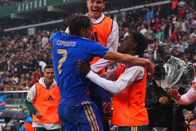 BURSA , TURKEY , SEPTEMBER 28 : Francesco Pio Esposito (7) of Italy celebrates after scoring the fourth goal of his team with teammates during the UEFA Nations A League Group 1 match between Turkey and Italy at Bursa Crocodile Stadium on September 28, 2026 , in Bursa Turkey . ( Photo by Seskimphoto ) BURSA TURKEY BURSA TURKEY Copyright: xSeskimphotox Turkey-Italy-280926 (123)