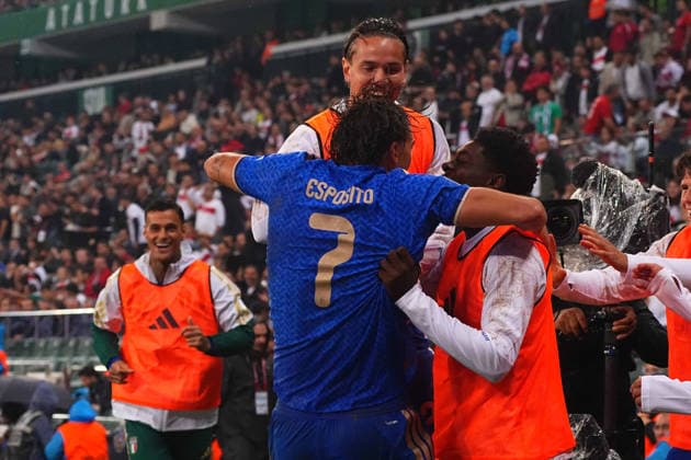 BURSA , TURKEY , SEPTEMBER 28 : Francesco Pio Esposito (7) of Italy celebrates after scoring the fourth goal of his team with teammates during the UEFA Nations A League Group 1 match between Turkey and Italy at Bursa Crocodile Stadium on September 28, 2026 , in Bursa Turkey . ( Photo by Seskimphoto ) BURSA TURKEY BURSA TURKEY Copyright: xSeskimphotox Turkey-Italy-280926 (125)