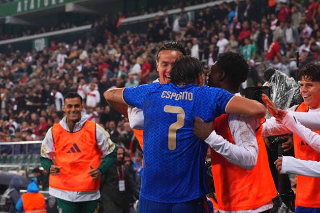 BURSA , TURKEY , SEPTEMBER 28 : Francesco Pio Esposito (7) of Italy celebrates after scoring the fourth goal of his team with teammates during the UEFA Nations A League Group 1 match between Turkey and Italy at Bursa Crocodile Stadium on September 28, 2026 , in Bursa Turkey . ( Photo by Seskimphoto ) BURSA TURKEY BURSA TURKEY Copyright: xSeskimphotox Turkey-Italy-280926 (126)