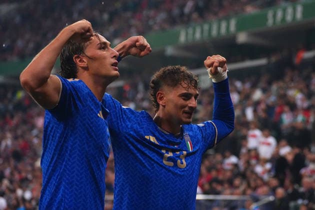 BURSA , TURKEY , SEPTEMBER 28 : Francesco Pio Esposito (7) of Italy celebrates after scoring the fourth goal of his team with teammates during the UEFA Nations A League Group 1 match between Turkey and Italy at Bursa Crocodile Stadium on September 28, 2026 , in Bursa Turkey . ( Photo by Seskimphoto ) BURSA TURKEY BURSA TURKEY Copyright: xSeskimphotox Turkey-Italy-280926 (132)