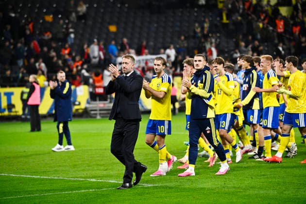 STOCKHOLM, SWEDEN 20260928 Sweden’s head coach Graham Potter thanks the fans in the stands during Monday’s Nations League Group B4 soccer match between Sweden and Poland at Strawberry Arena, STOCKHOLM, SWEDEN x10080x  Copyright: xFredrikxSandberg TTx NATIONS LEAGUE SVERIGE-POLEN