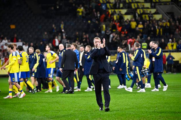 STOCKHOLM, SWEDEN 20260928 Swedish national team captain Graham Potter thanks the fans in the stands during Monday s Nations League Group B4 soccer match between Sweden and Poland at Strawberry Arena, STOCKHOLM, SWEDEN x10080x  Copyright: xFredrikxSandberg TTx NATIONS LEAGUE SWEDEN-POLAND