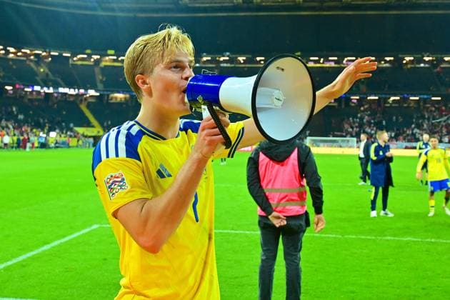 Strawberry Arena SOLNA, SWEDEN - SEPTEMBER 28: Lucas Bergvall of Sweden celebrates goal with the fans after the WEFA Nations League match between Sweden and Poland at Strawberry Arena on September 28, 2026 in Solna, Sweden. (Peter Sonander SPP) Copyright: xx spp-en-PeSo-20260928_SPP_PeterSonander_3762