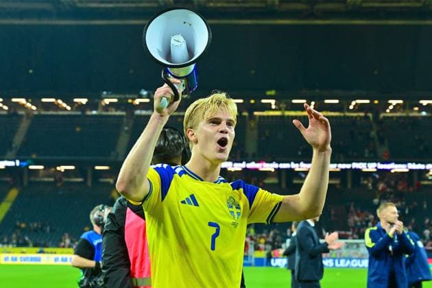 Strawberry Arena SOLNA, SWEDEN - SEPTEMBER 28: Lucas Bergvall of Sweden celebrates goal with the fans after the WEFA Nations League match between Sweden and Poland at Strawberry Arena on September 28, 2026 in Solna, Sweden. (Peter Sonander SPP) Copyright: xx spp-en-PeSo-20260928_SPP_PeterSonander_3840