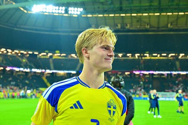 Strawberry Arena SOLNA, SWEDEN - SEPTEMBER 28: Lucas Bergvall of Sweden celebrates goal with the fans after the WEFA Nations League match between Sweden and Poland at Strawberry Arena on September 28, 2026 in Solna, Sweden. (Peter Sonander SPP) Copyright: xx spp-en-PeSo-20260928_SPP_PeterSonander_3862