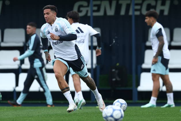 Argentine midfielder Enzo Fernández L during a training session at the AFA (Argentine Football Association) training center in Ezeiza, Buenos Aires Province, on September 28, 2026, ahead of the upcoming friendly soccer matches against Bolivia, Burkina Faso, and Benin. EZEIZA, ARGENTINA Copyright: xAlejandroxPAGNIx