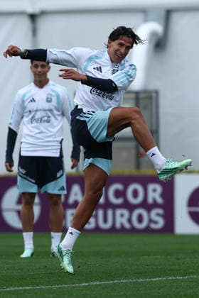 Argentine midfielder Giuliano Simeone takes part in a training session at the AFA (Argentine Football Association) training center in Ezeiza, Buenos Aires Province, on September 28, 2026, ahead of the upcoming friendly soccer matches against Bolivia, Burkina Faso, and Benin. EZEIZA, ARGENTINA Copyright: xAlejandroxPAGNIx