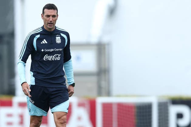 Argentine head coach Lionel Scaloni gestures during a training session at the AFA (Argentine Football Association) training center in Ezeiza, Buenos Aires Province, on September 28, 2026, ahead of the upcoming friendly soccer matches against Bolivia, Burkina Faso, and Benin. EZEIZA, ARGENTINA Copyright: xAlejandroxPAGNIx