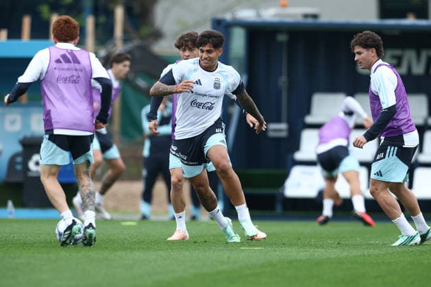 Argentine midfielder Valentin Barco (L) and forward Santiago Castro (C) during a training session at the AFA (Argentine Football Association) training center in Ezeiza, Buenos Aires Province, on September 28, 2026, ahead of the upcoming friendly soccer matches against Bolivia, Burkina Faso, and Benin. EZEIZA, ARGENTINA Copyright: xAlejandroxPAGNIx