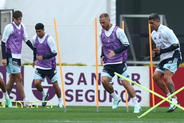 Argentine midfielder Alexis Mac Allister (second from the right) and defender Facundo Medina during a training session at the AFA (Argentine Football Association) training center in Ezeiza, Buenos Aires Province, on September 28, 2026, ahead of the upcoming friendly soccer matches against Bolivia, Burkina Faso, and Benin. EZEIZA, ARGENTINA Copyright: xAlejandroxPAGNIx
