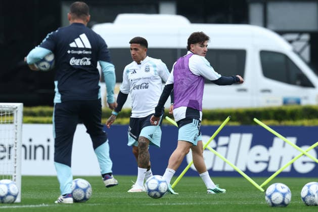 Argentine midfielder Enzo Fernández C and forward Julián Álvarez during a training session at the AFA (Argentine Football Association) training center in Ezeiza, Buenos Aires Province, on September 28, 2026, ahead of the upcoming friendly soccer matches against Bolivia, Burkina Faso, and Benin. EZEIZA, ARGENTINA Copyright: xAlejandroxPAGNIx