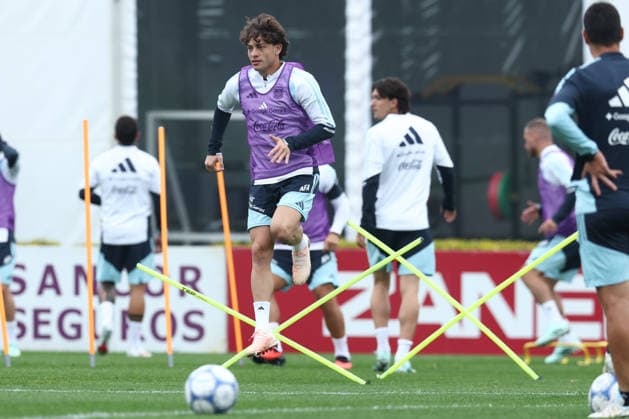 Argentine defender Agustín Giay performs exercises during a training session at the AFA (Argentine Football Association) training center in Ezeiza, Buenos Aires Province, on September 28, 2026, ahead of the upcoming friendly soccer matches against Bolivia, Burkina Faso, and Benin. EZEIZA, ARGENTINA Copyright: xAlejandroxPAGNIx