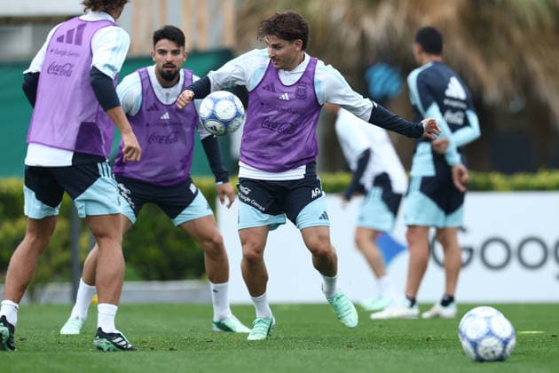 Argentine forward Julian Alvarez C controls the ball during a training session at the AFA (Argentine Football Association) training center in Ezeiza, Buenos Aires Province, on September 28, 2026, ahead of the upcoming friendly soccer matches against Bolivia, Burkina Faso, and Benin. EZEIZA, ARGENTINA Copyright: xAlejandroxPAGNIx