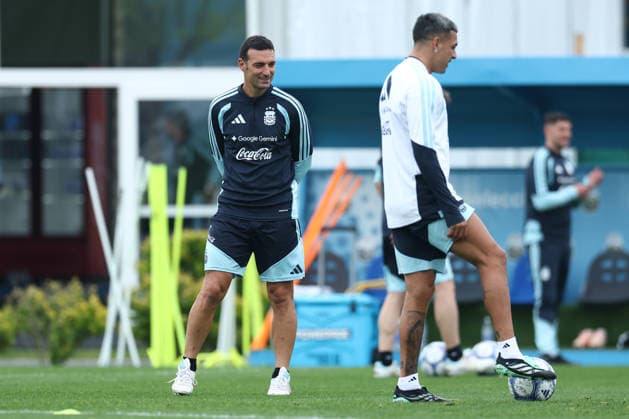 Argentine head coach Lionel Scaloni gestures during a training session at the AFA (Argentine Football Association) training center in Ezeiza, Buenos Aires Province, on September 28, 2026, ahead of the upcoming friendly soccer matches against Bolivia, Burkina Faso, and Benin. EZEIZA, ARGENTINA Copyright: xAlejandroxPAGNIx