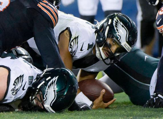 Philadelphia Eagles quarterback Jalen Hurts (1) scores a touchdown against the Chicago Bears at the end of the second quarter during a game at Soldier Field in Chicago on Monday, September 28, 2026.  CHI20260928106 MARKxBLACK