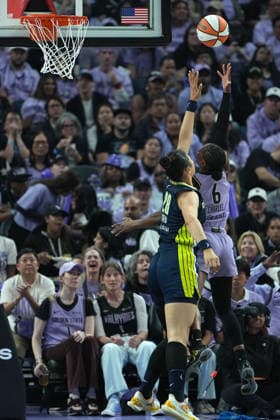 Dallas Wings vs Golden State Valkyries Golden State Valkyries guard-forward Kaila Charles (6) drives to the basket against Dallas Wings center Li Yueru (28) during the 2026 WNBA, Basketball Damen, USA Playoffs Round 1 Game 1 on Sept 27 in San Francisco, CA (Photo by Gerome Wright Image of San Francisco California United States EDITORIAL USE ONLY Copyright: xImagexofxSportx GeromexWrightx iosphotos422451