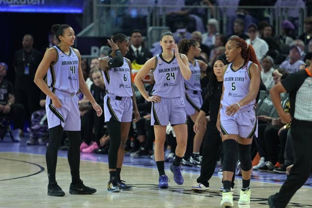 Dallas Wings vs Golden State Valkyries Golden State Valkyries players center Kiah Stokes (41) guard-forward Kaila Charles (6) forward Cecilia Zandalasini (24) and forward Kayla Thornton (5) hits the floor after a timeout against the Dallas Wings during the 2026 WNBA, Basketball Damen, USA Playoffs Round 1 Game 1 on Sept 27 in San Francisco, CA (Photo by Gerome Wright Image of San Francisco California United States EDITORIAL USE ONLY Copyright: xImagexofxSportx GeromexWrightx iosphotos422452