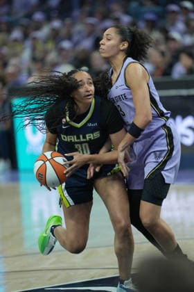 Dallas Wings vs Golden State Valkyries Dallas Wings forward Haley Jones (30) drives to the basket against Golden State Valkyries forward Janelle Salaun (13) at Chase Center during the 2026 WNBA, Basketball Damen, USA Playoffs Round 1 Game 1 on Sept 27 in San Francisco, CA (Photo by Gerome Wright Image of San Francisco California United States EDITORIAL USE ONLY Copyright: xImagexofxSportx GeromexWrightx iosphotos422468