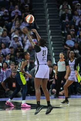 Dallas Wings vs Golden State Valkyries Golden State Valkyries center Aminata Gueye (31) posts up against Dallas Wings in the during the fourth quarter during the 2026 WNBA, Basketball Damen, USA Playoffs Round 1 Game 1 on Sept 27 in San Francisco, CA (Photo by Gerome Wright Image of San Francisco California United States EDITORIAL USE ONLY Copyright: xImagexofxSportx GeromexWrightx iosphotos422481