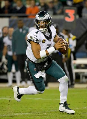Philadelphia Eagles quarterback Jalen Hurts (1) looks for an open receiver against the Chicago Bears at Soldier Field in Chicago on Monday, September 28, 2026. Bears defeated the Eagles 27-7.  CHI20260928108 MARKxBLACK