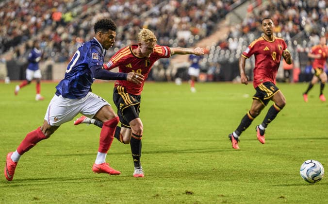 (260929) -- BRUSSELS, Sept. 29, 2026 -- Desire Doue (L) of France dribbles forward during the UEFA Nations League 2026 27 League A Group A1 match between Belgium and France in Brussels, Belgium, Sept. 28, 2026. ) (SP)BELGIUM-BRUSSELS-FOOTBALL-UEFA NATIONS LEAGUE-LEAGUE A-BELGIUM VS FRANCE PengxZiyang 