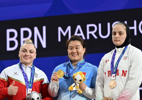 (260929) -- NAGOYA, Sept. 29, 2026 -- Gold medalist Wu Yan (C) of China, silver medalist Alina Marushchak (L) of Bahrain, bronze medalist Mahsa Beheshty of Iran pose for photos during the victory ceremony for the women s 86kg of weightlifting at the 20th Asian Games Aichi-Nagoya 2026 in Nagoya, Japan, Sept. 29, 2026. ) (SP)JAPAN-NAGOYA-ASIAN GAMES-WEIGHTLIFTING-WOMEN S 86KG-FINAL YuxYang 