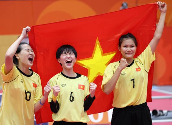 (260929) -- NAGOYA, Sept. 29, 2026 -- Le Thi Hong Lien (R), Nguyen Thi Thu Trang (C) and Nguyen Thi Khanh Ly of Vietnam celebrate after the women s double gold medal match of sepaktakraw between Jean Marie Sucalit Abegail Sinogbuhan of the Philippines and Nguyen Thi Thu Trang Nguyen Thi Khanh Ly of Vietnam at the 20th Asian Games Aichi-Nagoya 2026 in Nagoya, Japan, Sept. 29, 2026. ) (SP)JAPAN-NAGOYA-ASIAN GAMES-SEPAKTAKRAW-WOMEN S DOUBLE-GOLD MEDAL MATCH LongxLei 