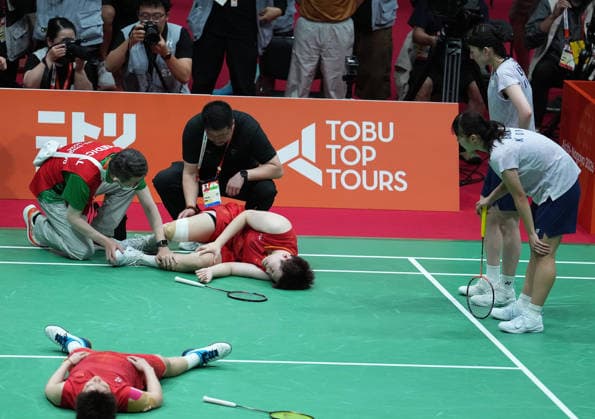 (260929) -- ICHINOMIYA, Sept. 29, 2026 -- Liu Shengshu (L, top) Tan Ning (L, bottom) of China react as Lee Sohee (R, top) Baek Hana (L, top) of South Korea look on after the women s doubles final of badminton at the 20th Asian Games Aichi-Nagoya 2026 in Ichinomiya of Aichi Prefecture, Japan, Sept. 29, 2026. ) (SP)JAPAN-ICHINOMIYA-ASIAN GAMES-BADMINTON-WOMEN S DOUBLES-FINAL CheongxKamxKa 