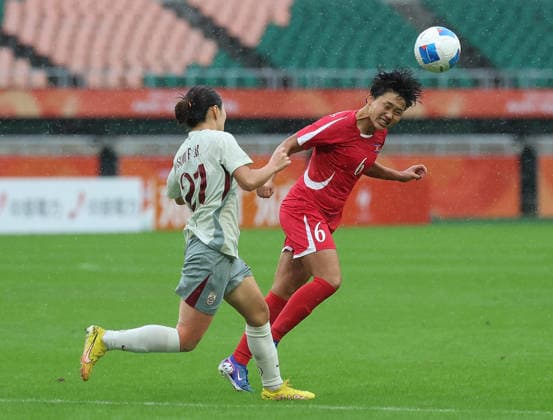 (260929) -- SHIZUOKA, Sept. 29, 2026 -- Sun Fangxin (L) of China vies with An Pok Yong of the Democratic People s Republic of Korea (DPRK) during the women s semifinal football match between China and the Democratic People s Republic of Korea (DPRK) at 20th Asian Games Aichi-Nagoya 2026 in Fukuroi of Shizuoka Prefecture, Japan, Sept. 29, 2026. ) (SP)JAPAN-SHIZUOKA-ASIAN GAMES-FOOTBALL-WOMEN S SEMIFINAL-CHN VS PRK JiaxHaocheng 