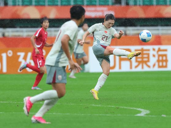 (260929) -- SHIZUOKA, Sept. 29, 2026 -- Sun Fangxin (1st R) of China competes during the women s semifinal football match between China and the Democratic People s Republic of Korea (DPRK) at 20th Asian Games Aichi-Nagoya 2026 in Fukuroi of Shizuoka Prefecture, Japan, Sept. 29, 2026. ) (SP)JAPAN-SHIZUOKA-ASIAN GAMES-FOOTBALL-WOMEN S SEMIFINAL-CHN VS PRK JiaxHaocheng 