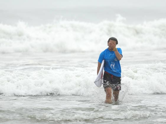 (260929) -- NAGOYA, Sept. 29, 2026 -- Yang Siqi of China reacts after the Women s Shortboard Gold Medal Match of Surfing between Ikeda Mirai of Japan and Yang Siqi of China at the 20th Asian Games Aichi-Nagoya 2026 in Tahara of Aichi Prefecture, Japan, Sept. 29, 2026. ) (SP)JAPAN-NAGOYA-ASIAN GAMES-SURFING-WOMEN S SHORTBOARD-GOLD MEDAL MATCH ZhangxHaobo 
