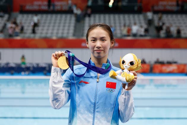 (260929) -- TOKYO, Sept. 29, 2026 -- Gold medalist Chen Yuxi of China poses for photos after the awarding ceremony for the women s 10m platform of diving at the 20th Asian Games Aichi-Nagoya 2026 in Tokyo, Japan, Sept. 29, 2026. ) (SP)JAPAN-TOKYO-ASIAN GAMES-DIVING-WOMEN S 10M PLATFORM-FINAL WuxZhizun 