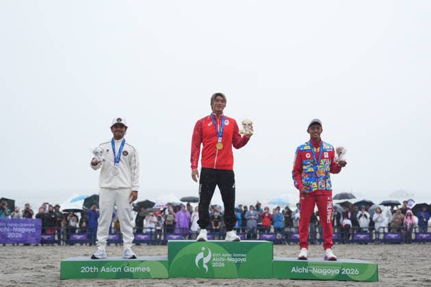 (260929) -- TAHARA, Sept. 29, 2026 -- Gold medalist Igarashi Kanoa (C) of Japan, silver medalist I Made Pajar Ariyana (L) of Indonesia and bronze medalist Jayuard Alciso of the Philippines pose during the awarding ceremony for the men s shortboard of surfing at the 20th Asian Games Aichi-Nagoya 2026 in Tahara, Japan, Sept. 29, 2026. ) (SP)JAPAN-TAHARA-ASIAN GAMES-SURFING-MEN S SHORTBOARD ZhangxHaobo 