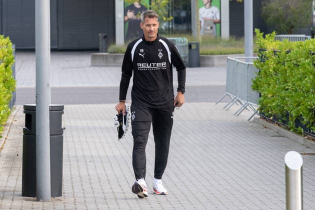 Alexander Blessin, Borussia Mönchengladbach, coach on his way to his first training session with Borussia Mönchengladbach; Public training session, Borussia Mönchengladbach, soccer, Bundesliga, 2026–2027 season, September 29, 2026, public training session for Borussia Mönchengladbach, soccer, Bundesliga, 2026–2027 season, September 29, 2026, Mönchengladbach Copyright: xEibner-Pressefoto ThomasxHaeslerx EP_THR