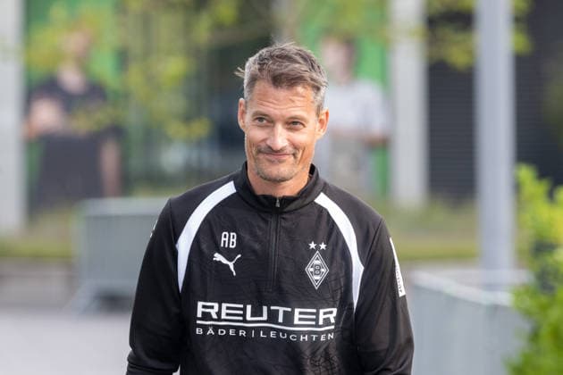 Alexander Blessin, Borussia Mönchengladbach, coach on his way to his first training session with Borussia Mönchengladbach; Public training session, Borussia Mönchengladbach, soccer, Bundesliga, 2026–2027 season, September 29, 2026, public training session for Borussia Mönchengladbach, soccer, Bundesliga, 2026–2027 season, September 29, 2026, Mönchengladbach Copyright: xEibner-Pressefoto ThomasxHaeslerx EP_THR